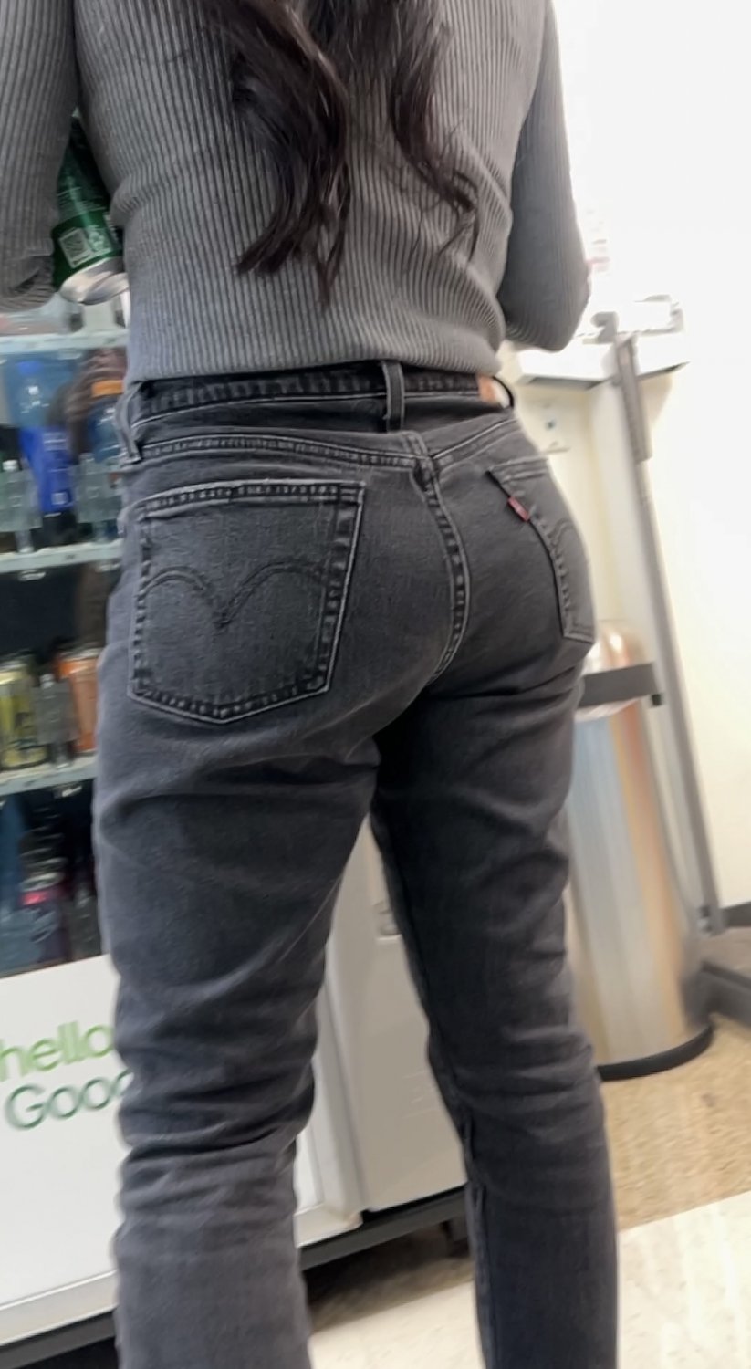 Großes A-Loch Latina Schätzchen in Jeans offen 10
