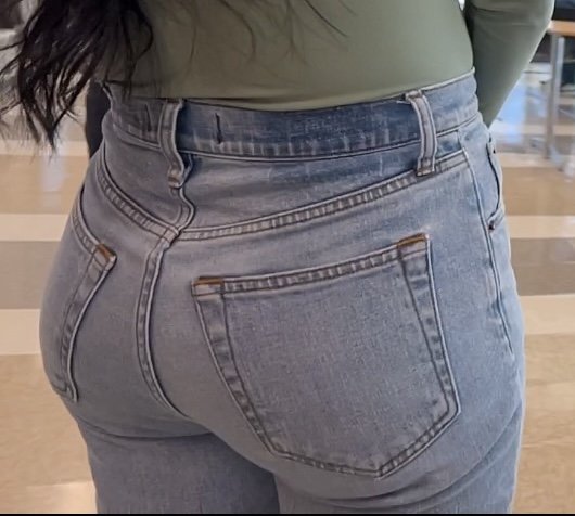 Großes A-Loch Latina Schätzchen in Jeans offen 13