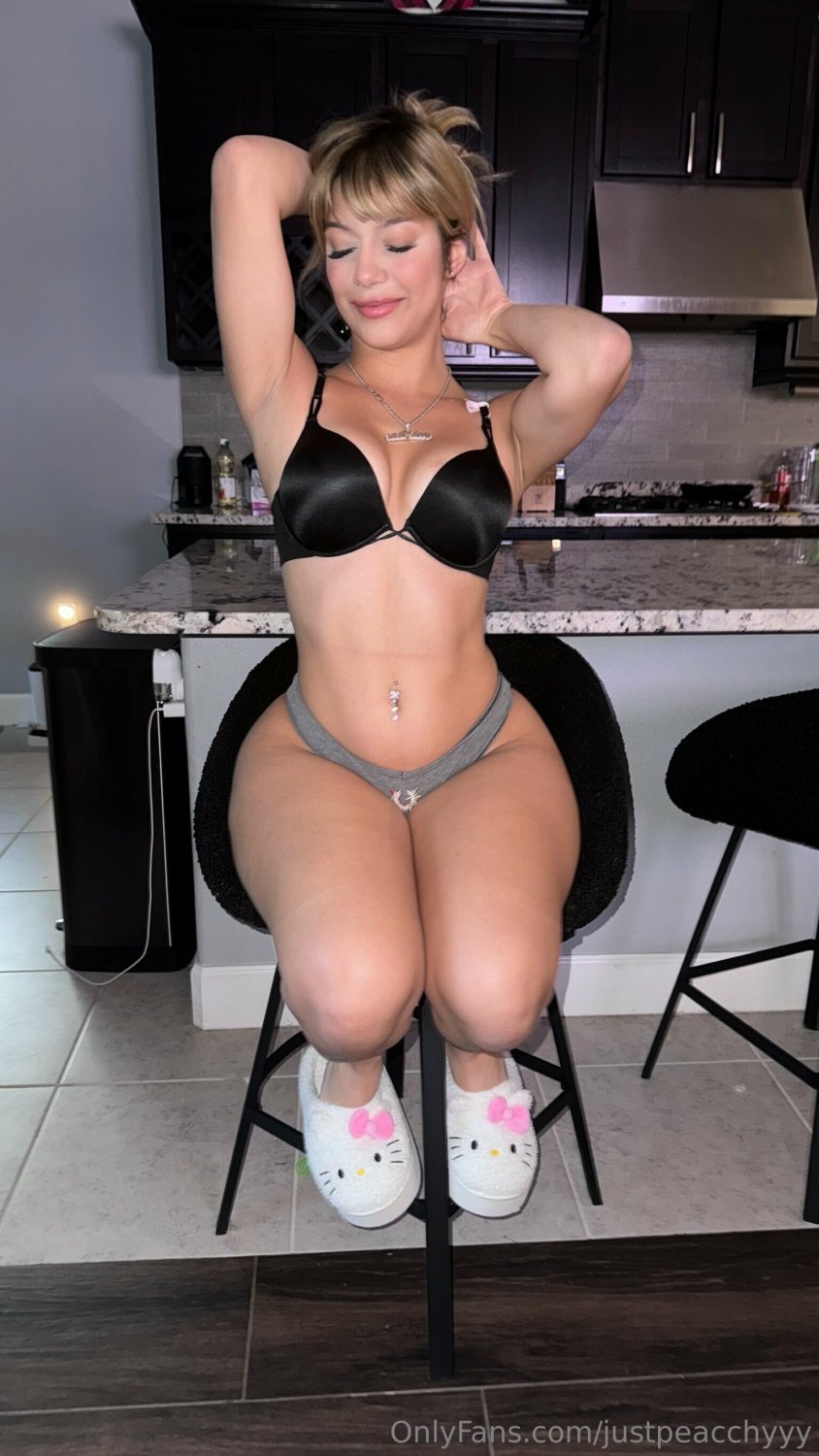 Amoriah’s Peachy Ass Twerks in Hard Fuck 3