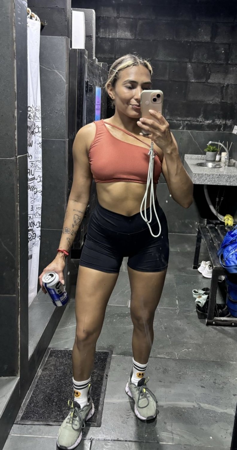 O que ela usa por baixo da roupa de ginástica 1