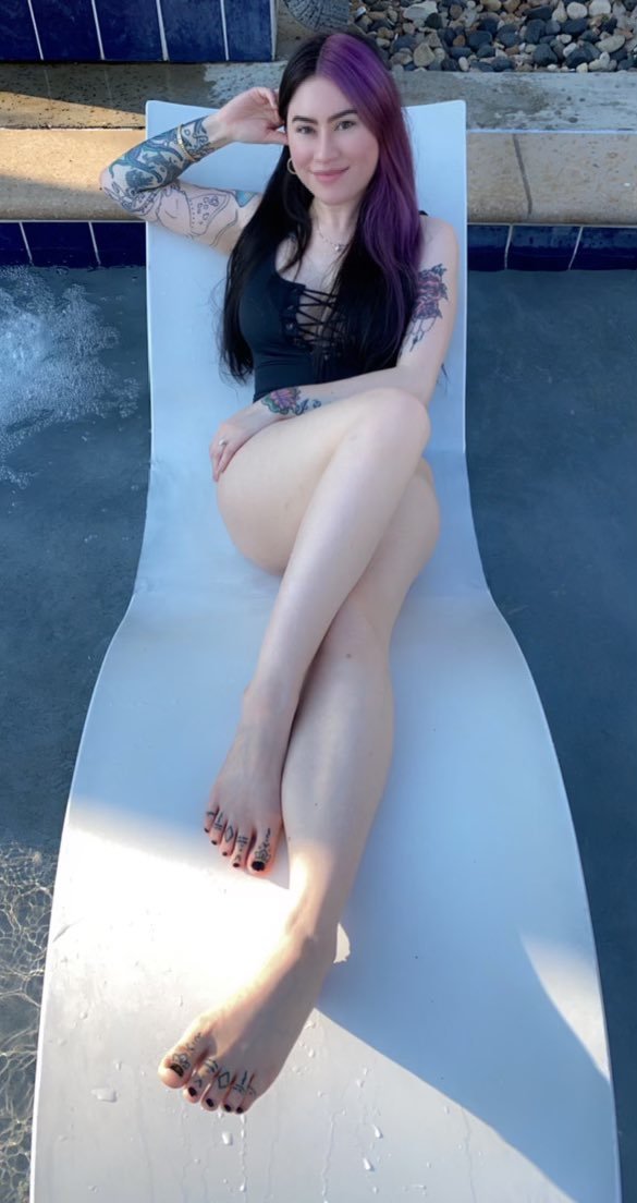 Japanese Gamer Girl Shows Off Her Tattooed Feet 2