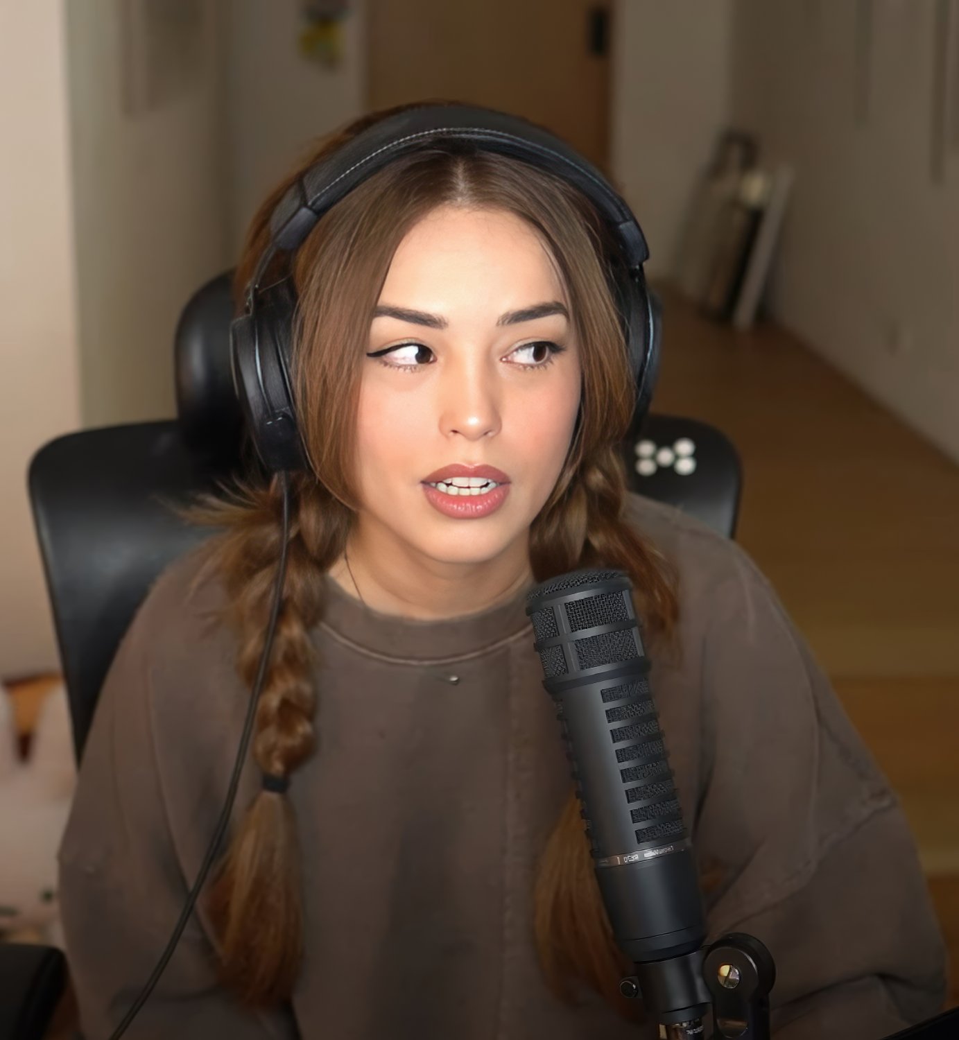 uroczy azjatycki gracz 22