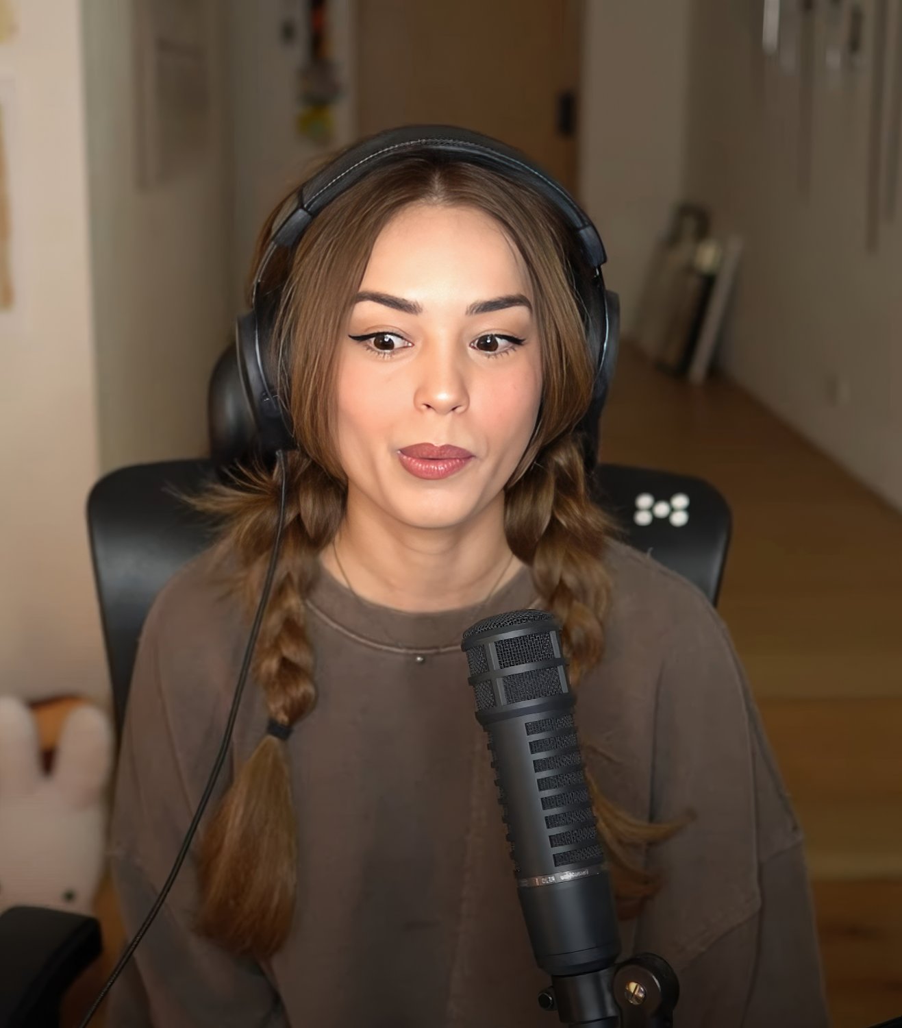 uroczy azjatycki gracz 24