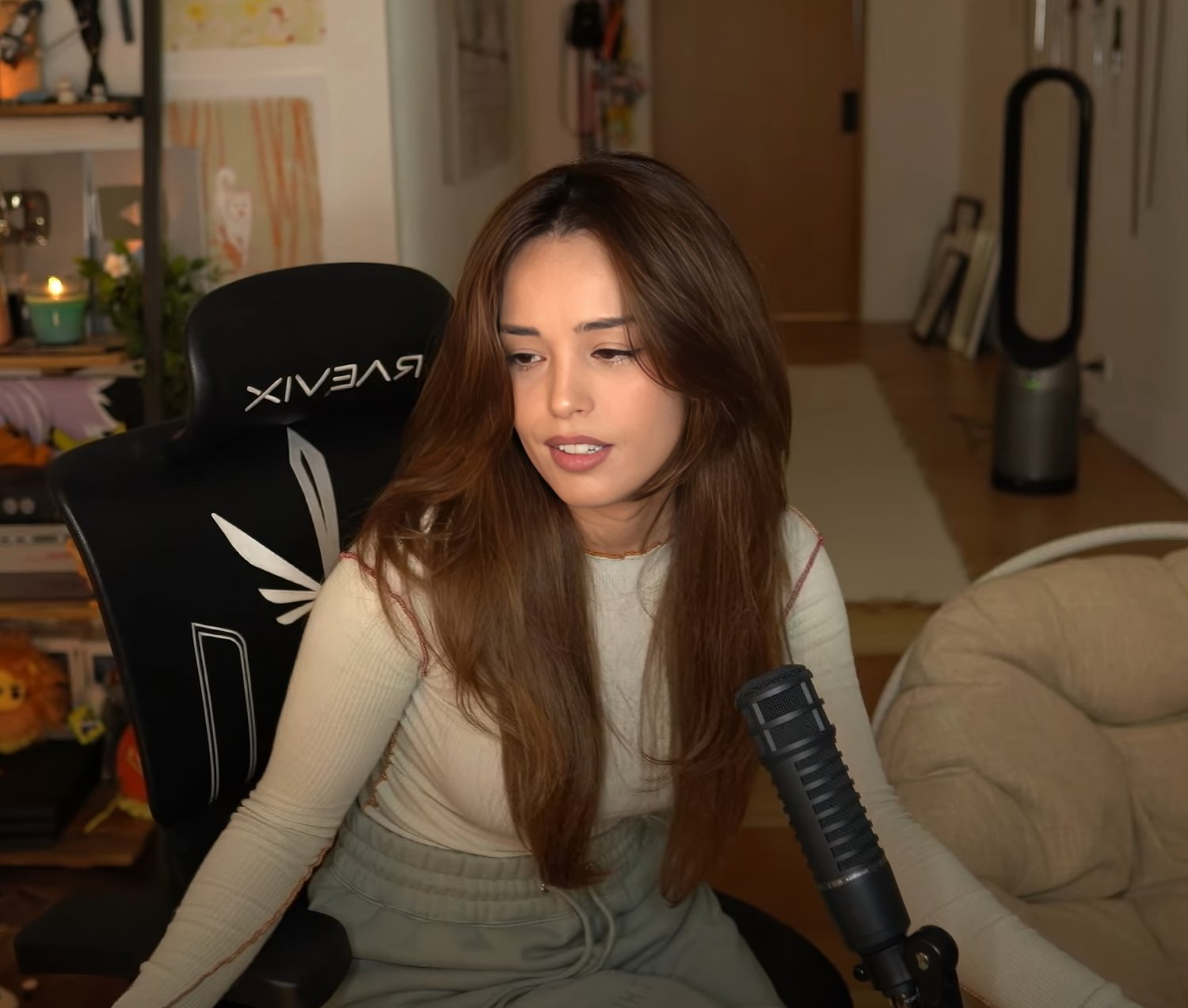 uroczy azjatycki gracz 81