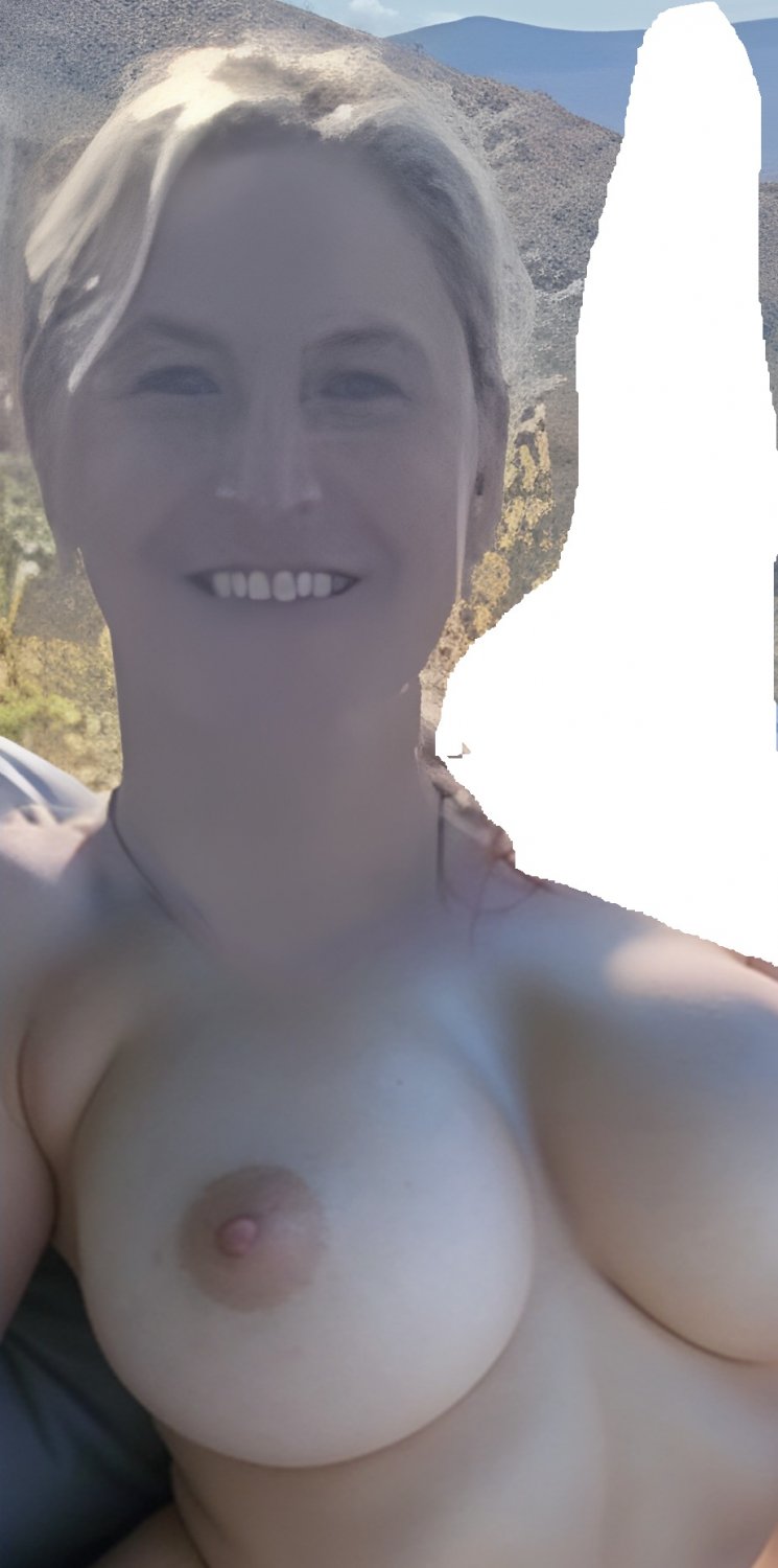 Topless Big Tits MILF Posing In Private Selfie 1