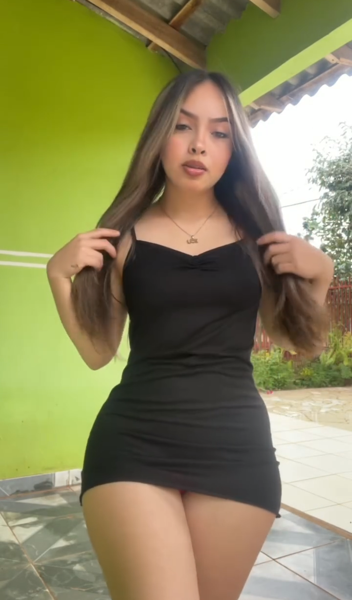 Pendeja z niesamowitymi nogami i tyłkiem (gruba latynoska nastolatka) 6