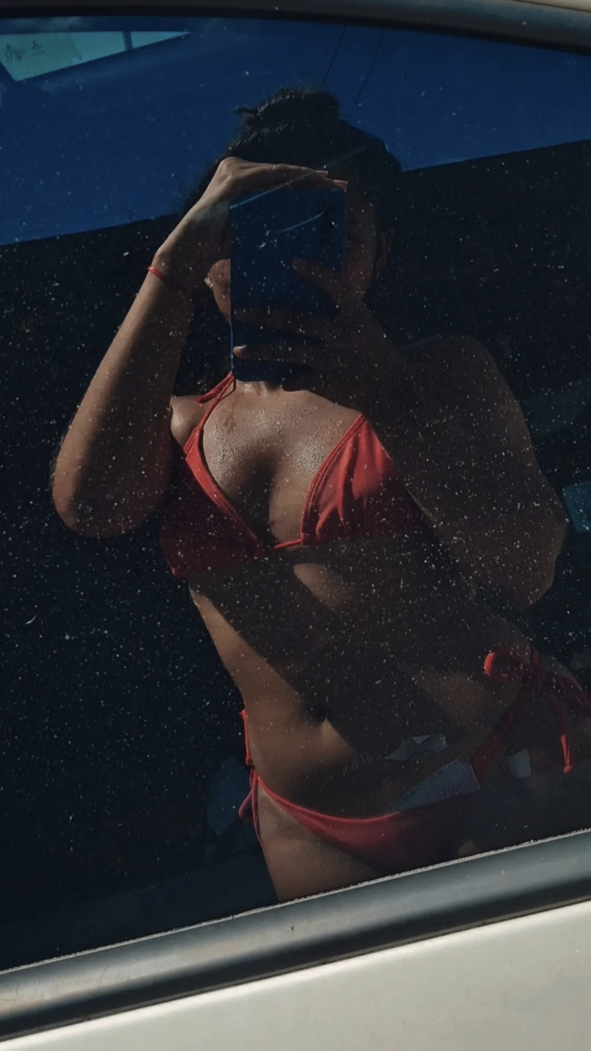 Curly-Haired Novinha Vazada with Wet Pussy 9