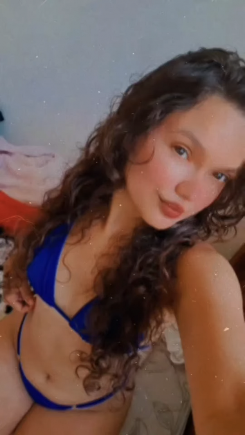 Curly-Haired Novinha Vazada with Wet Pussy 11