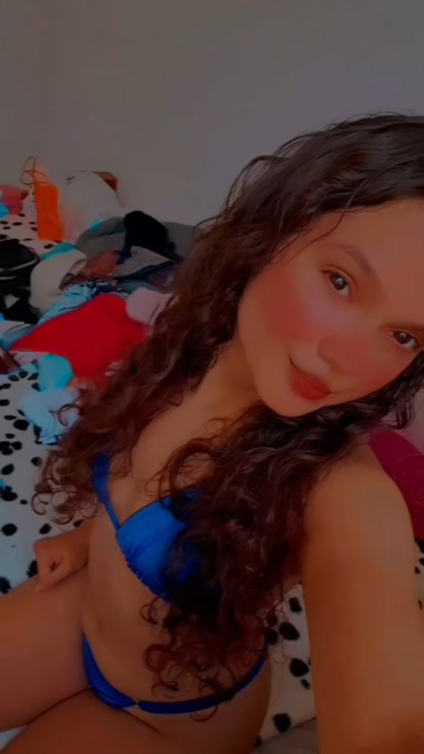 Curly-Haired Novinha Vazada with Wet Pussy 12