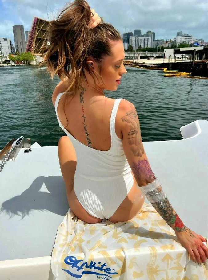 Sexy Woahvicky Shows Off Her Perfect Ass 6