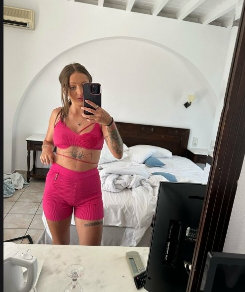 Sexy Woahvicky Shows Off Her Perfect Ass 10