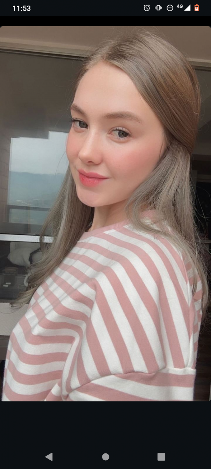 Young Kitty Sophie Shows Off Her Sweet Selfie 8