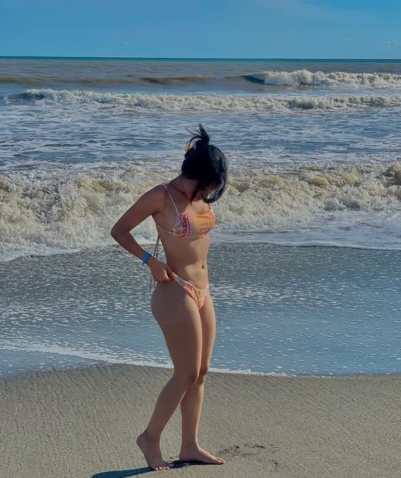 Teen floozy loves to action her buttlock. Lass with fat ace, tight cunt and fracturable tits. (no nude) 32