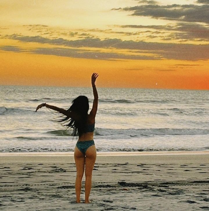 Teen floozy loves to action her buttlock. Lass with fat ace, tight cunt and fracturable tits. (no nude) 40