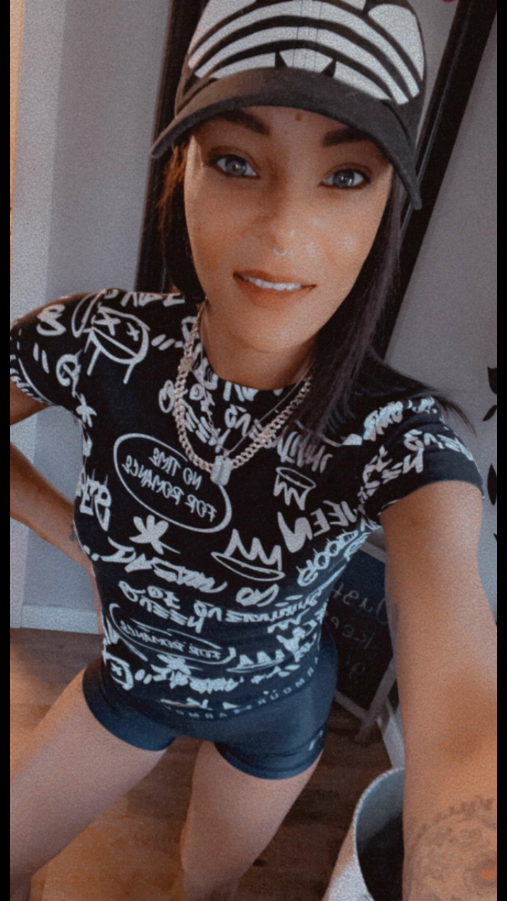 Questa femminuccia è così attraente 2