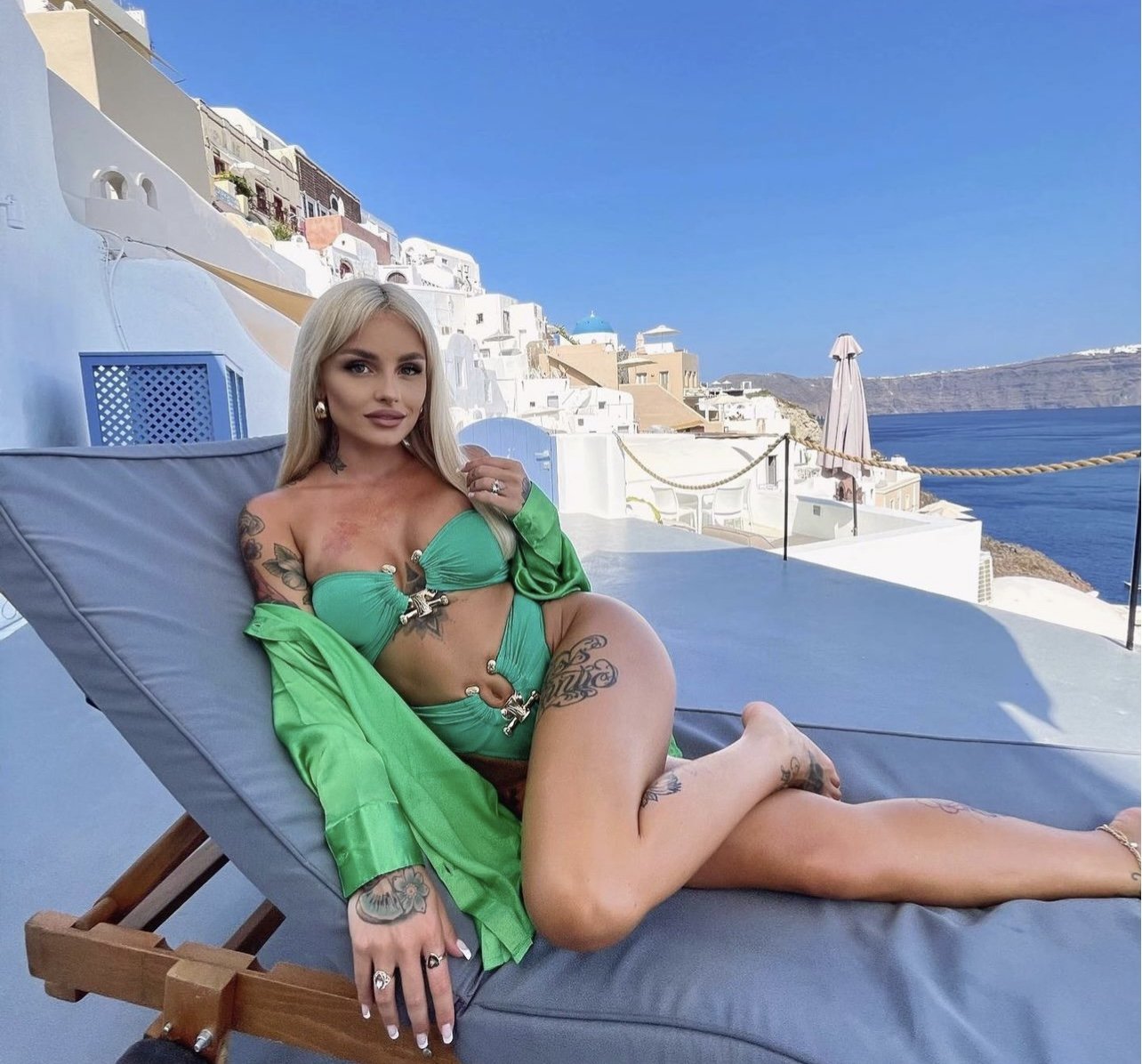 Tattooed Milf In Bikini Showing Off Her Perfect Curves 6