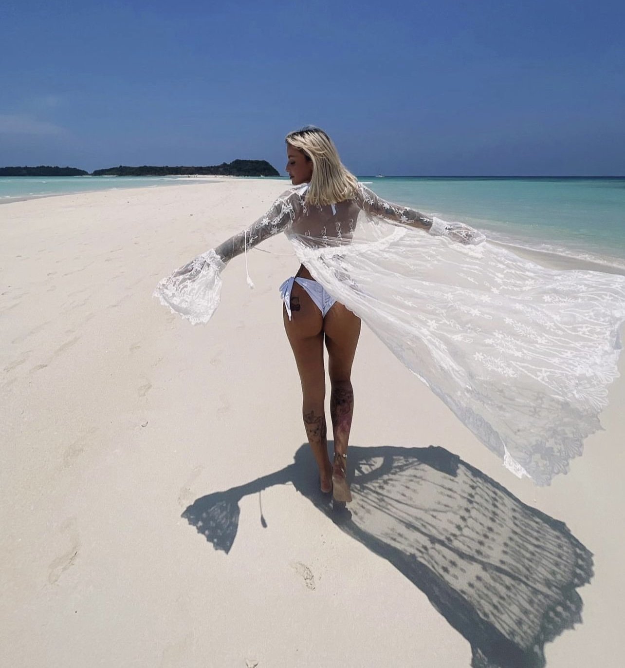 Tattooed Milf In Bikini Showing Off Her Perfect Curves 10