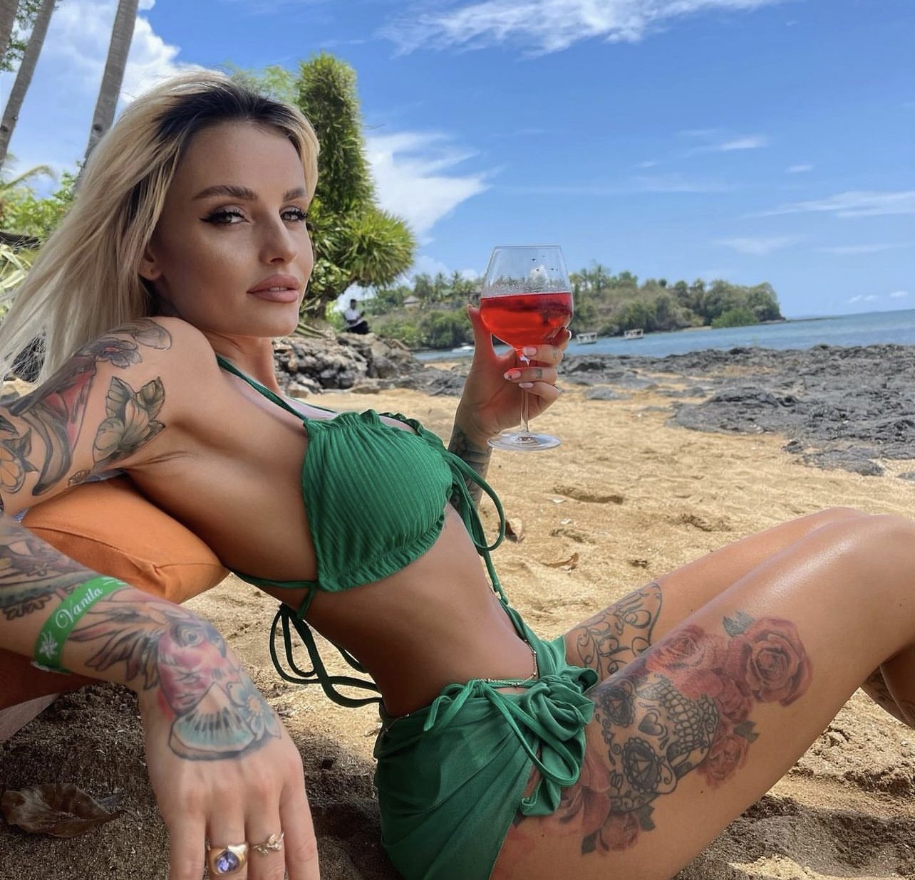 Tattooed Milf In Bikini Showing Off Her Perfect Curves 17