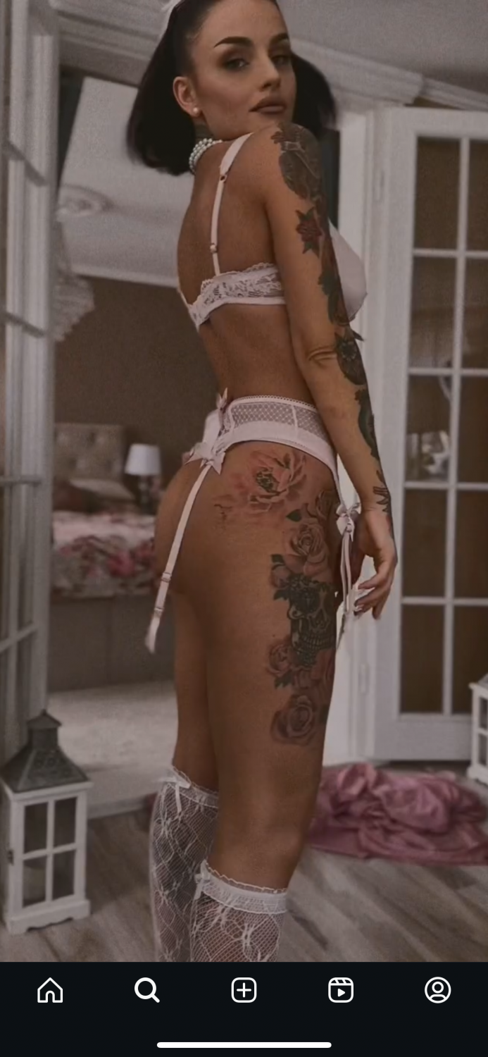 Tattooed Milf In Bikini Showing Off Her Perfect Curves 41