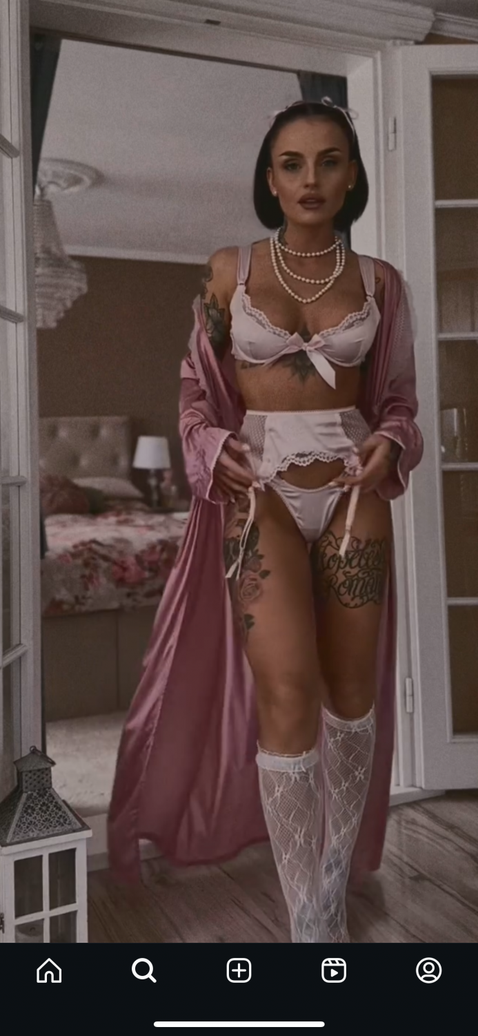 Tattooed Milf In Bikini Showing Off Her Perfect Curves 42