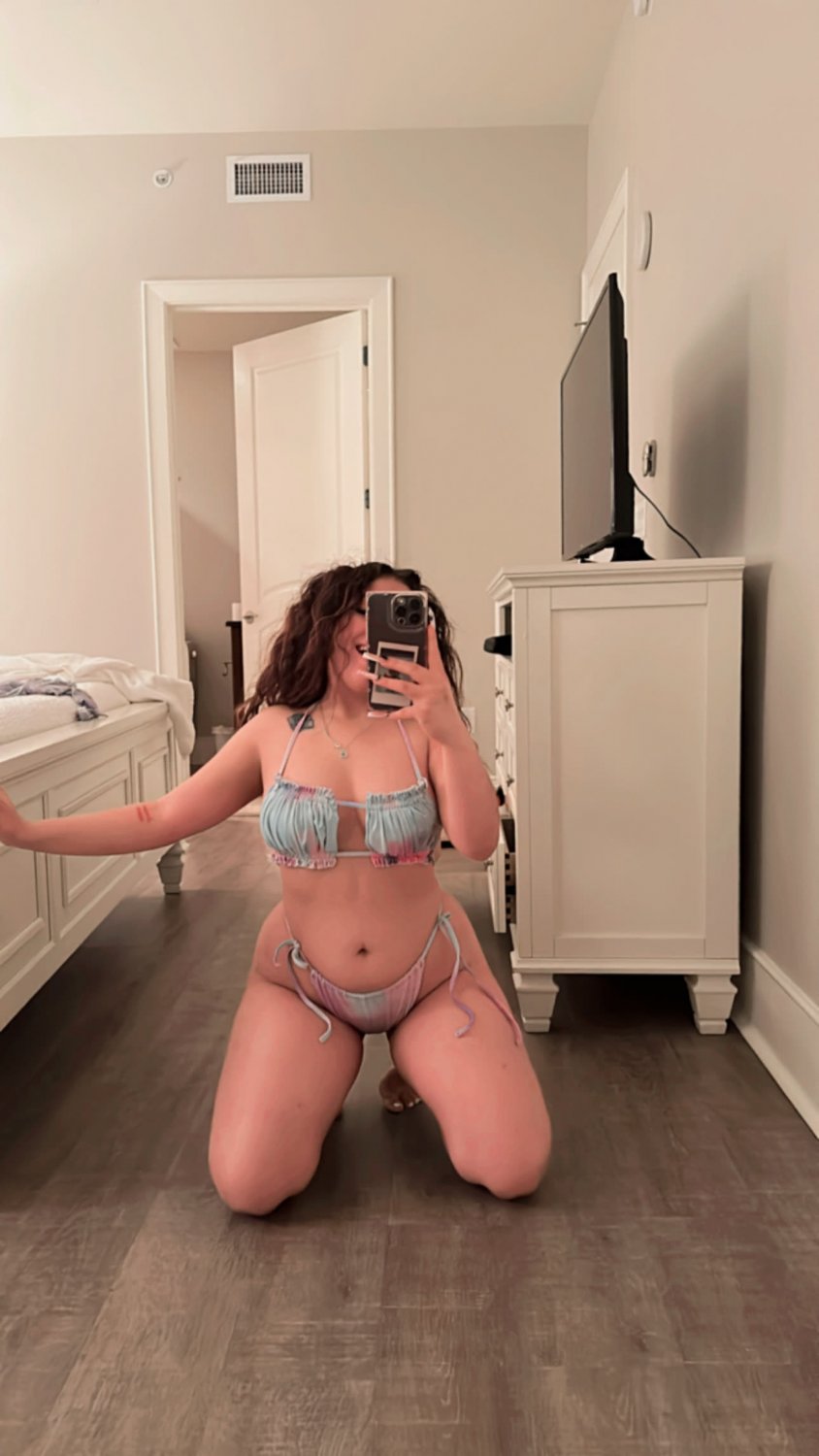 Latina mit großem Hintern 9