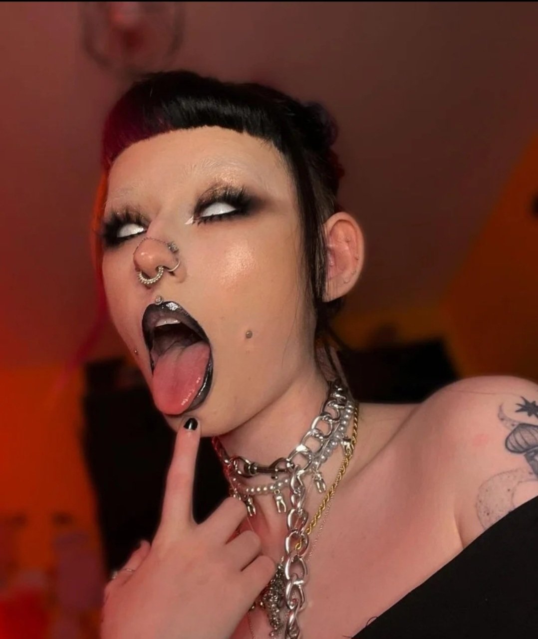Goth Floozy Chloe Jerking And Showing Off Her Tattoos 2