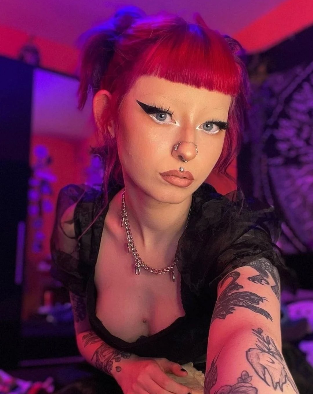 Goth Floozy Chloe Jerking And Showing Off Her Tattoos 7
