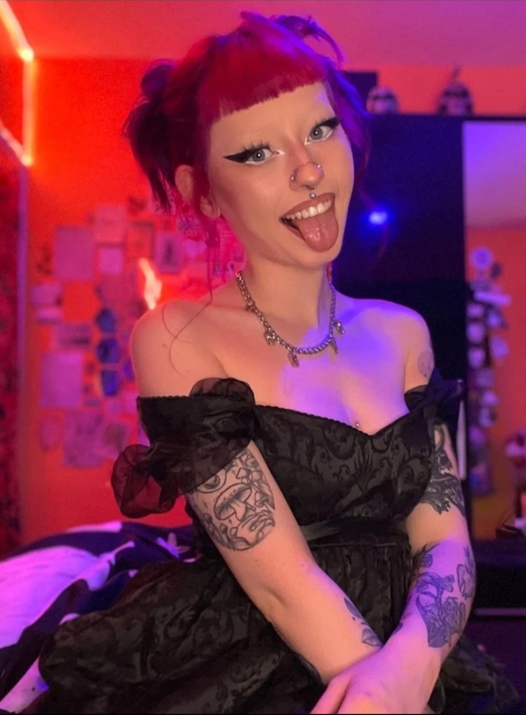 Goth Floozy Chloe Jerking And Showing Off Her Tattoos 9