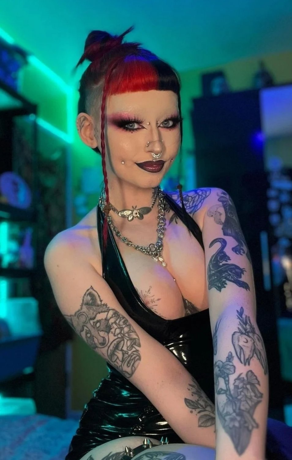 Goth Floozy Chloe Jerking And Showing Off Her Tattoos 22