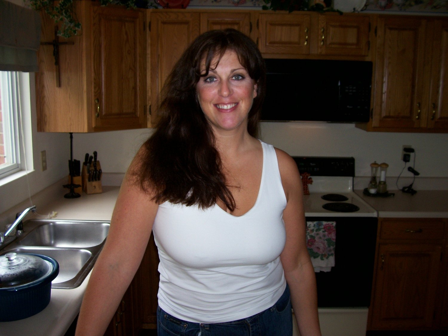 Buxom Mature z wielkimi cyckami rozkłada się na swojej pryczy 24