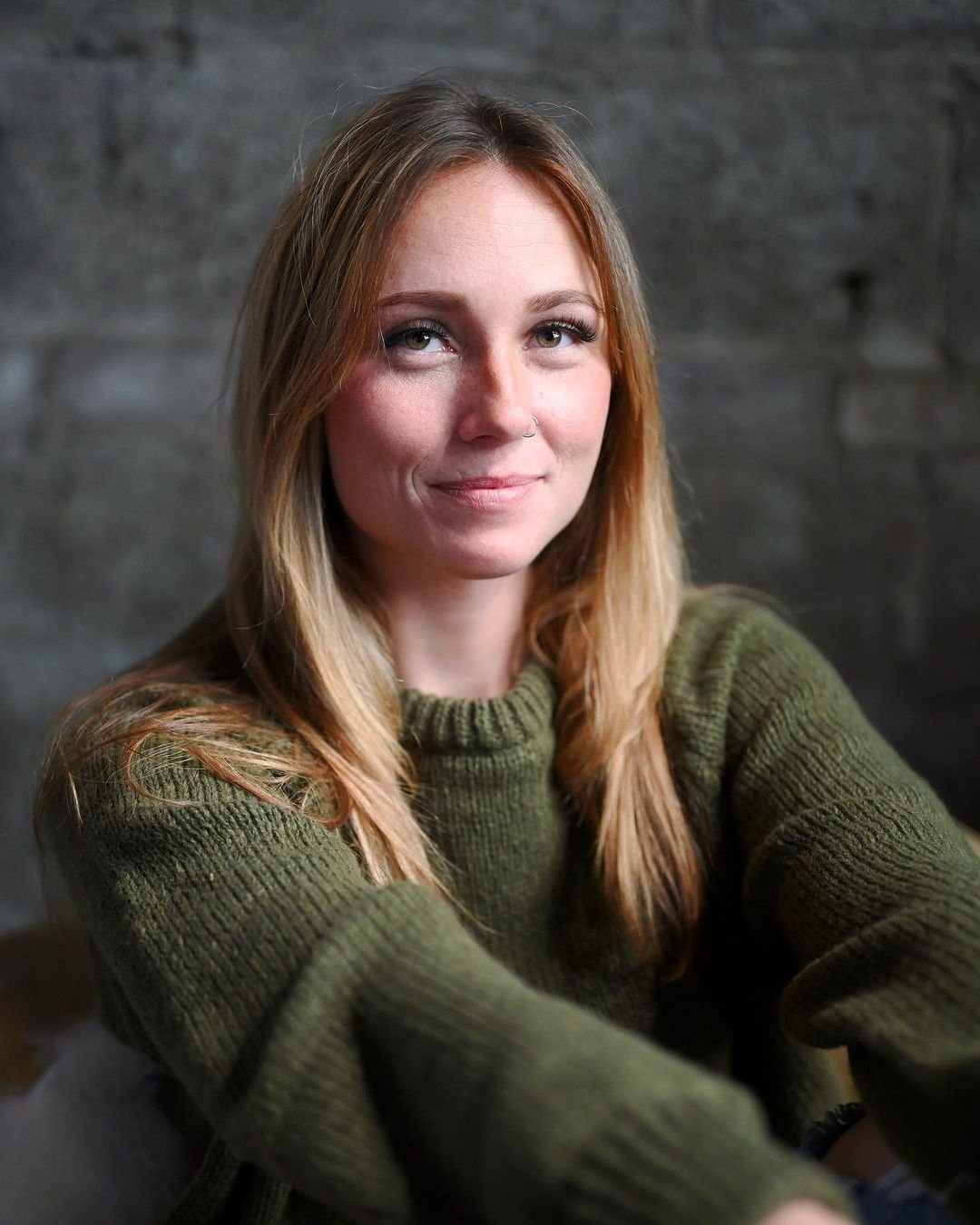 Sie sieht so wohlwollend aus, wenn sie einen Penis in der Hand hat 1