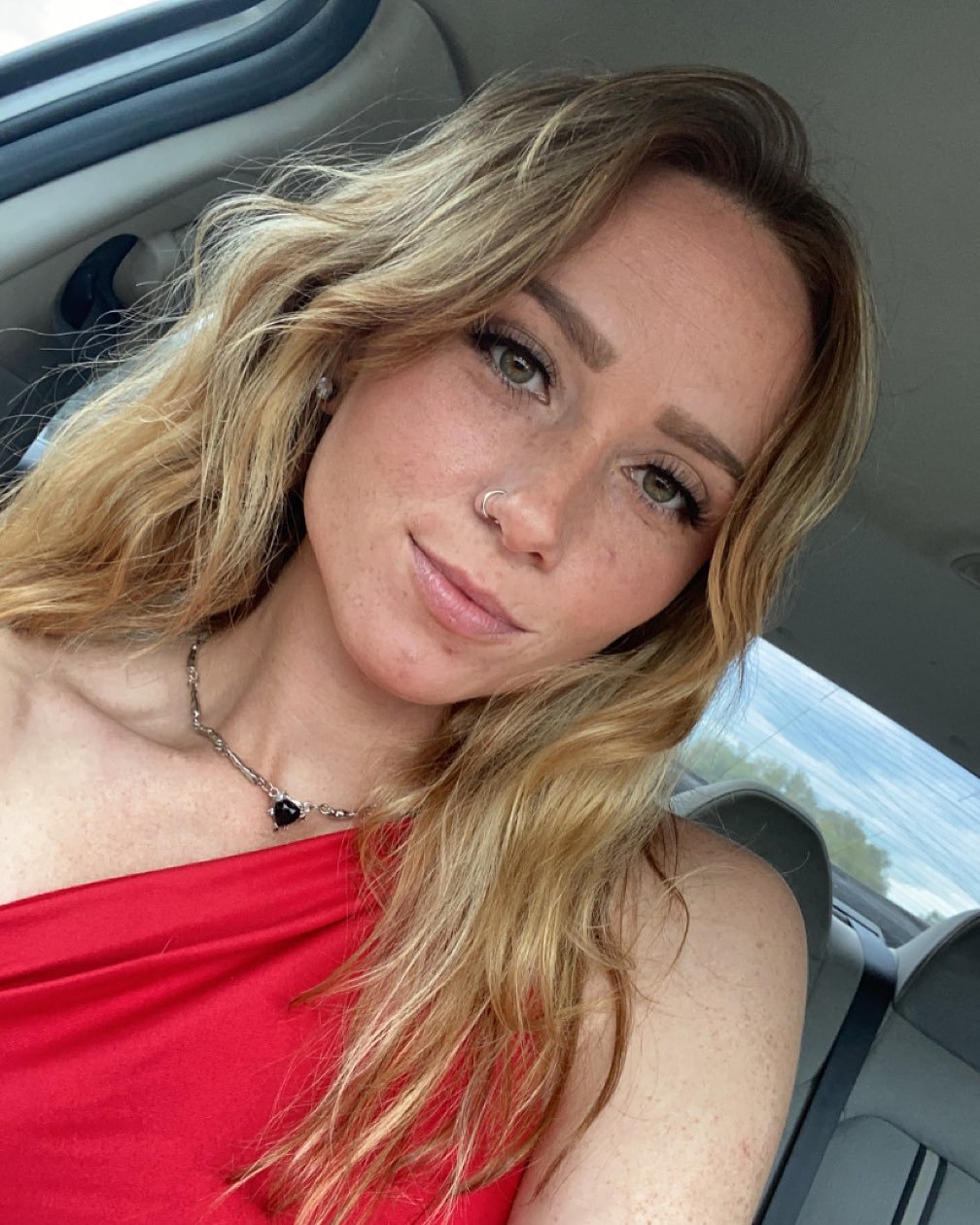 Sie sieht so wohlwollend aus, wenn sie einen Penis in der Hand hat 2