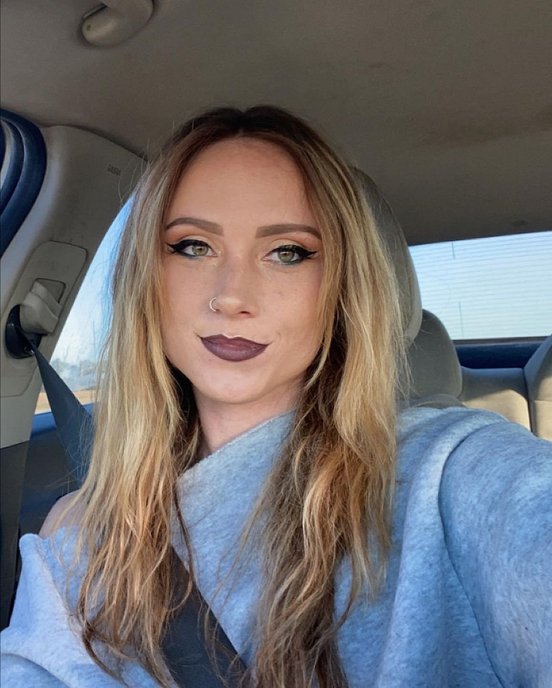 Sie sieht so wohlwollend aus, wenn sie einen Penis in der Hand hat 3