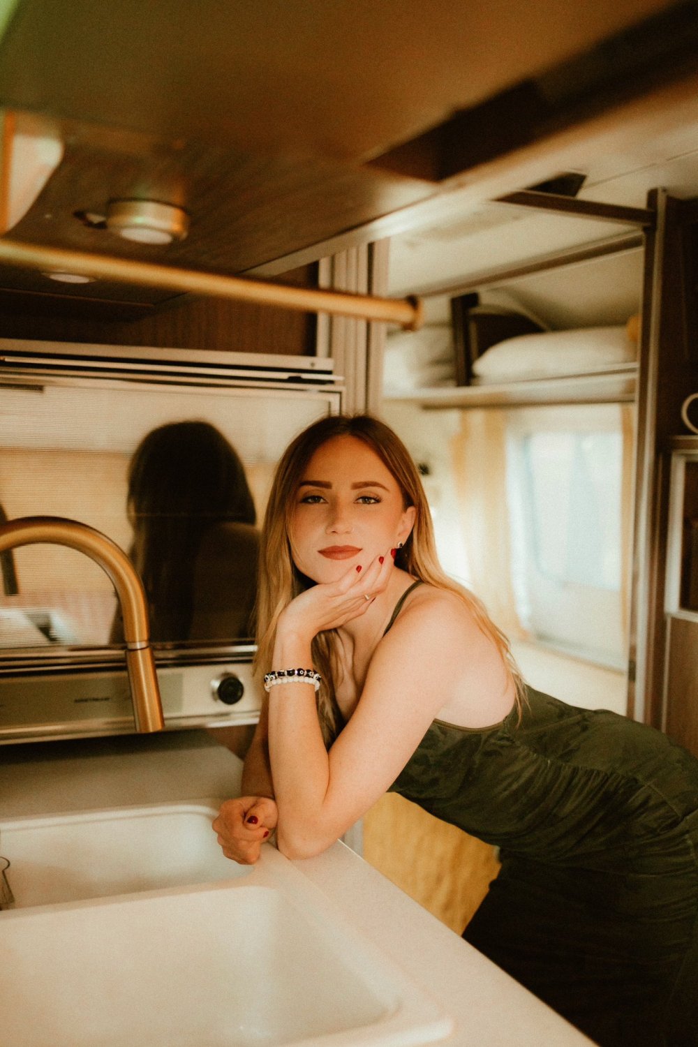 Sie sieht so wohlwollend aus, wenn sie einen Penis in der Hand hat 4