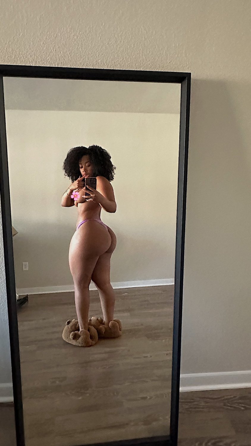 Thick Ebony Babe Snaps Selfie — Ass So Good It's Illegal ???????? 9