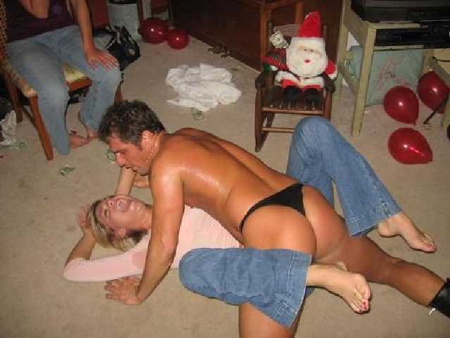 Enterrement de vie de jeune fille avec des stripteaseurs CFNM 2