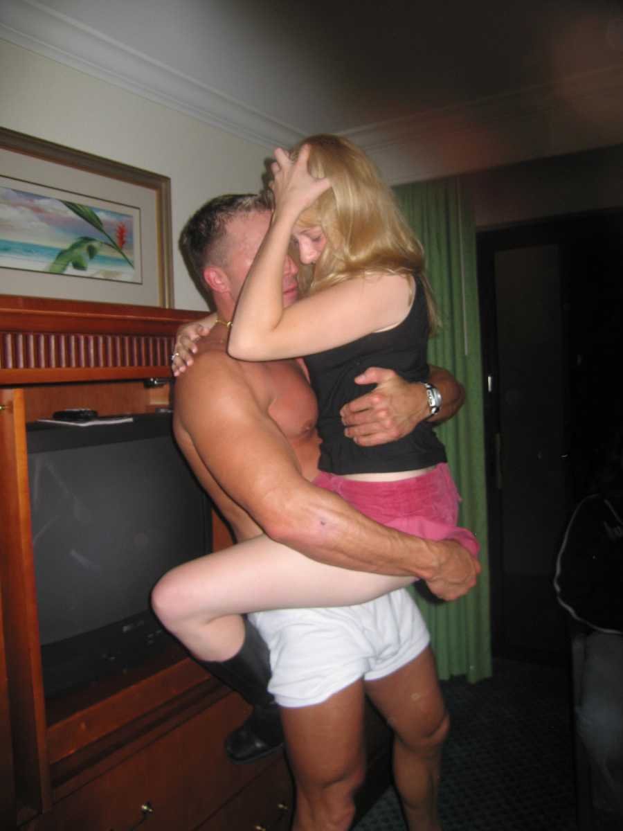 Enterrement de vie de jeune fille avec des stripteaseurs CFNM 8