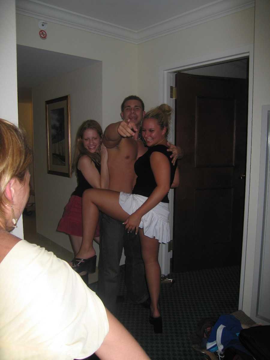 Enterrement de vie de jeune fille avec des stripteaseurs CFNM 11