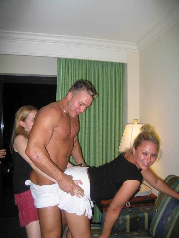 Enterrement de vie de jeune fille avec des stripteaseurs CFNM 12