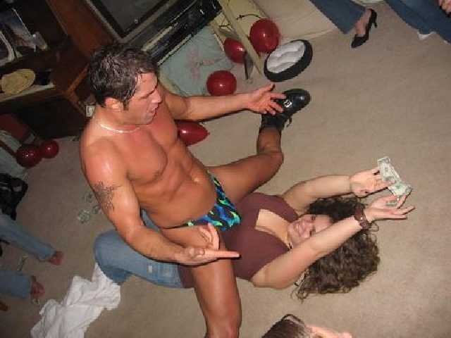 Enterrement de vie de jeune fille avec des stripteaseurs CFNM 16