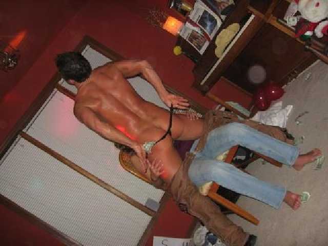 Enterrement de vie de jeune fille avec des stripteaseurs CFNM 17