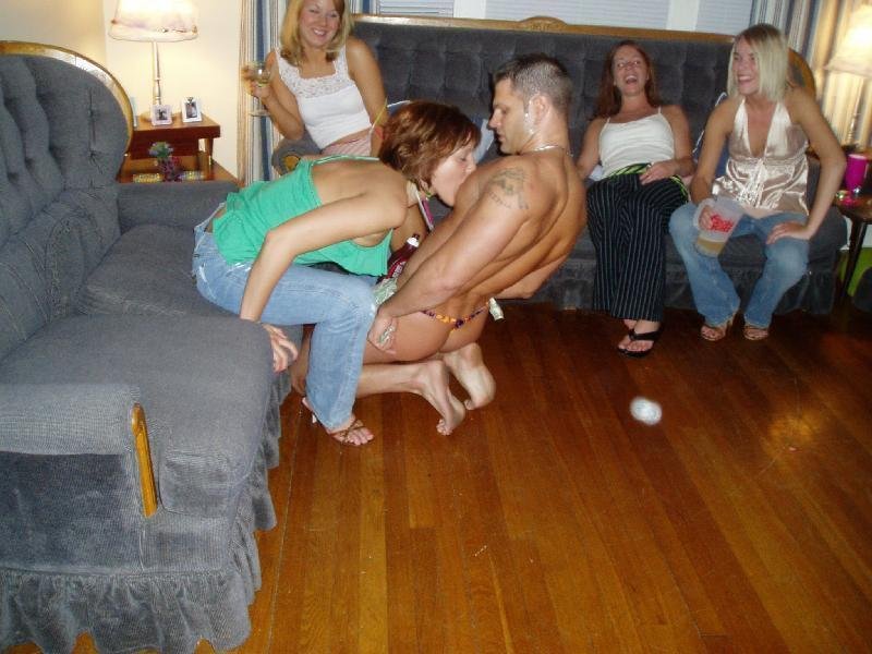 Enterrement de vie de jeune fille avec des stripteaseurs CFNM 24