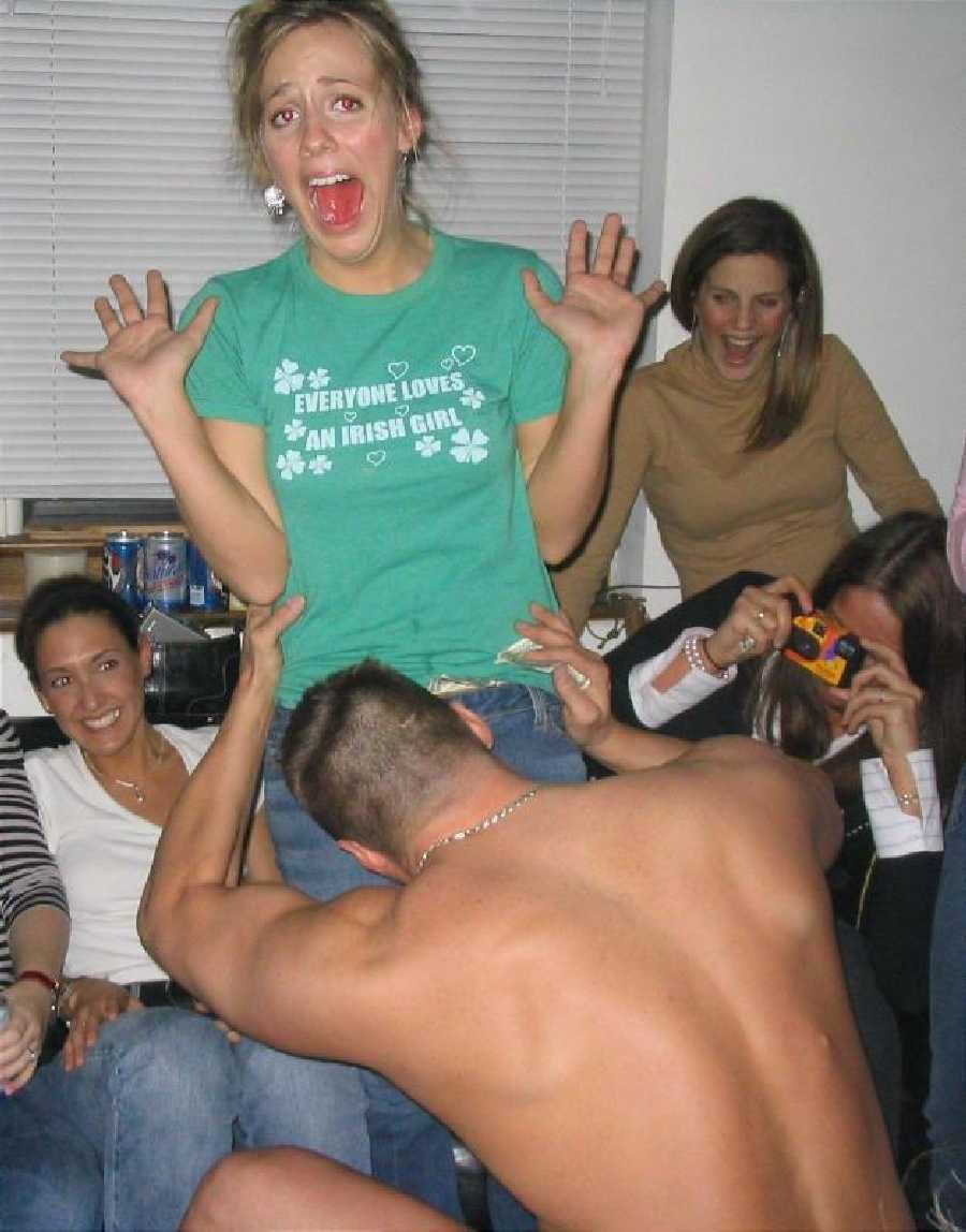 Enterrement de vie de jeune fille avec des stripteaseurs CFNM 25