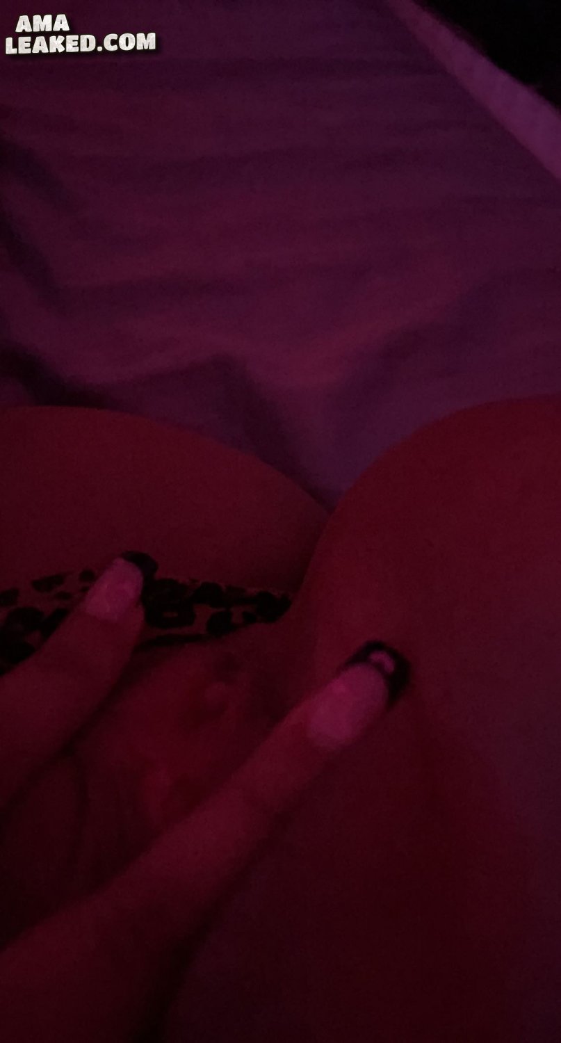 Une adolescente coquine se fait prendre par derrière 13