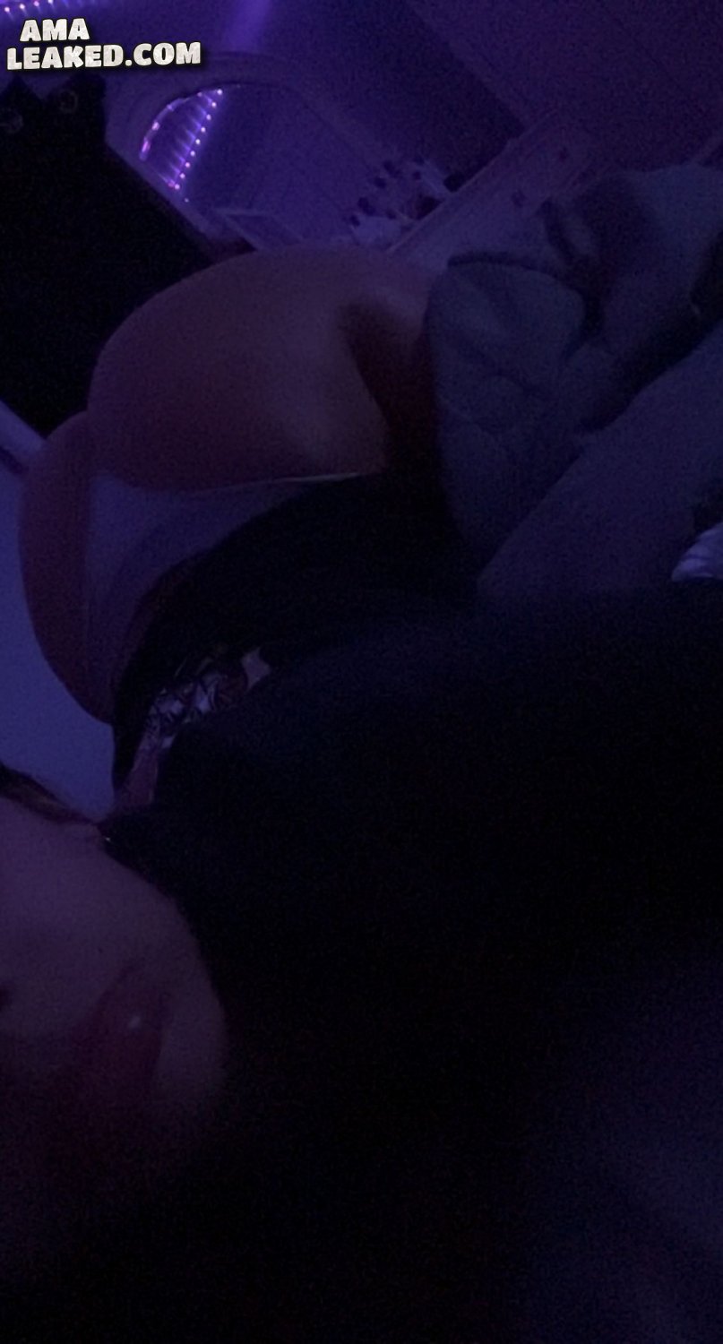 Une adolescente coquine se fait prendre par derrière 18