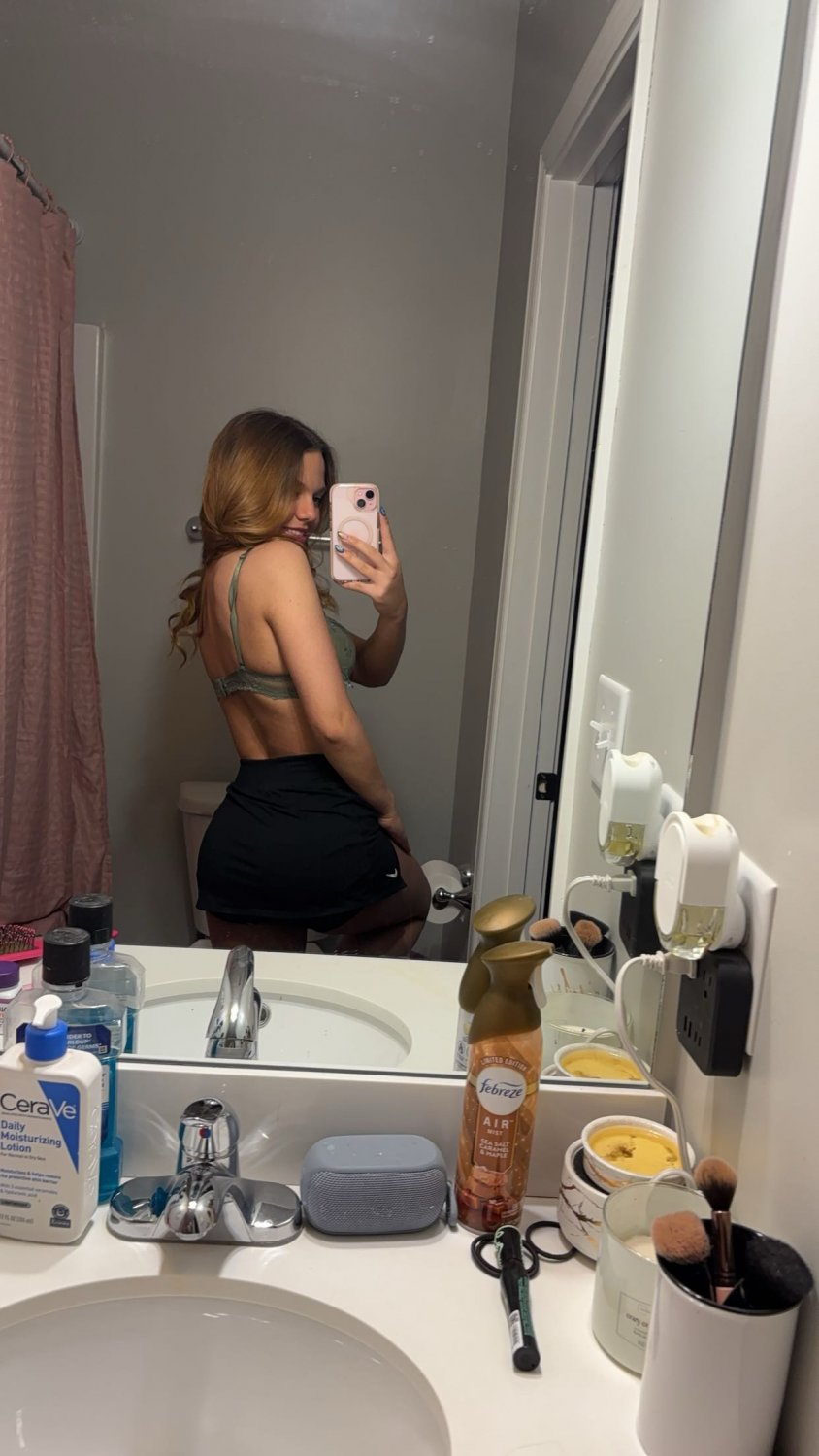 L'adolescente rousse préférée se déshabille pour prendre une douche. 2