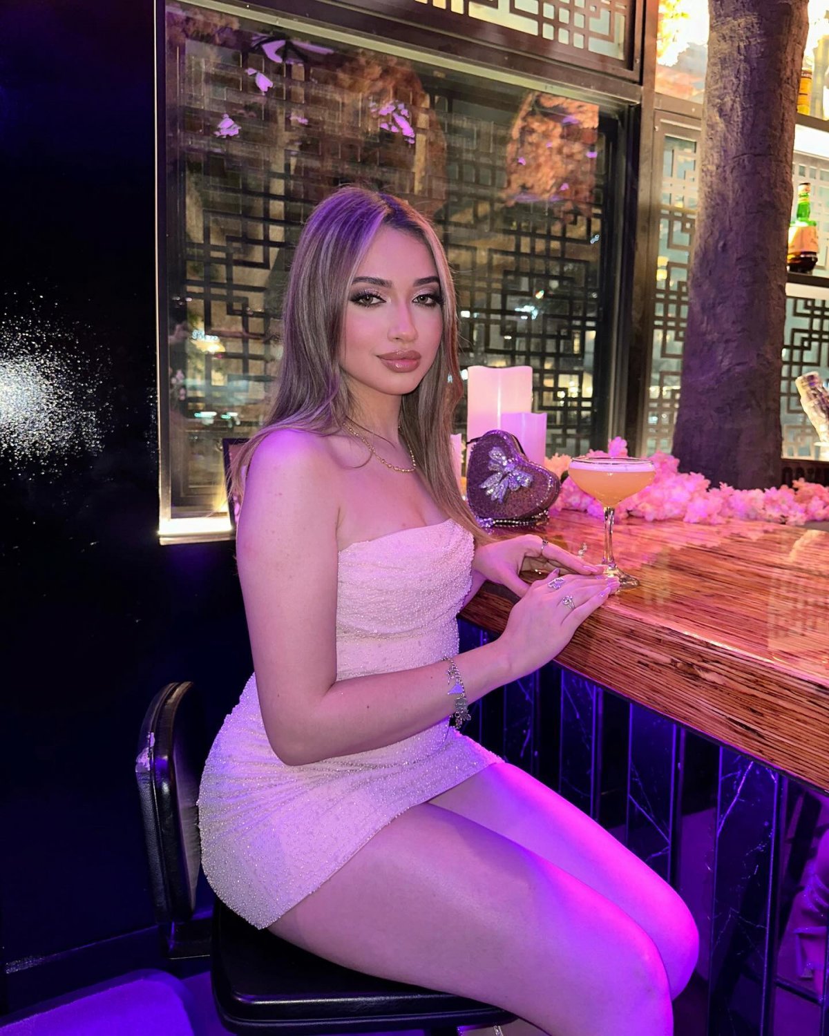 Michelle, uma adolescente latina pequenina e doce 9