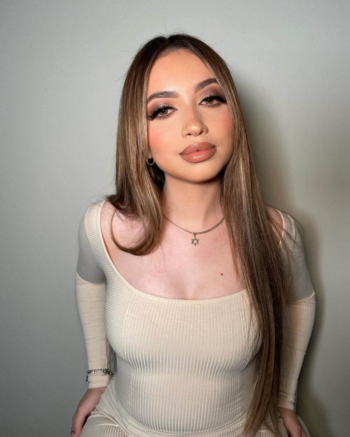 Michelle, uma adolescente latina pequenina e doce 14