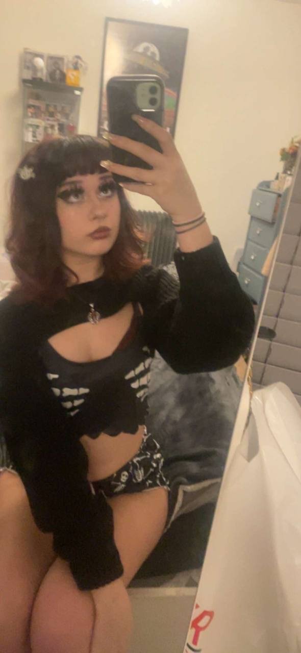 Wunderschöne neunzehn Jahre alte Teenie-Hure mit gefärbten Haaren, die von einem Cuck geteilt und vorgeführt wird, der sie lecken wollte 7