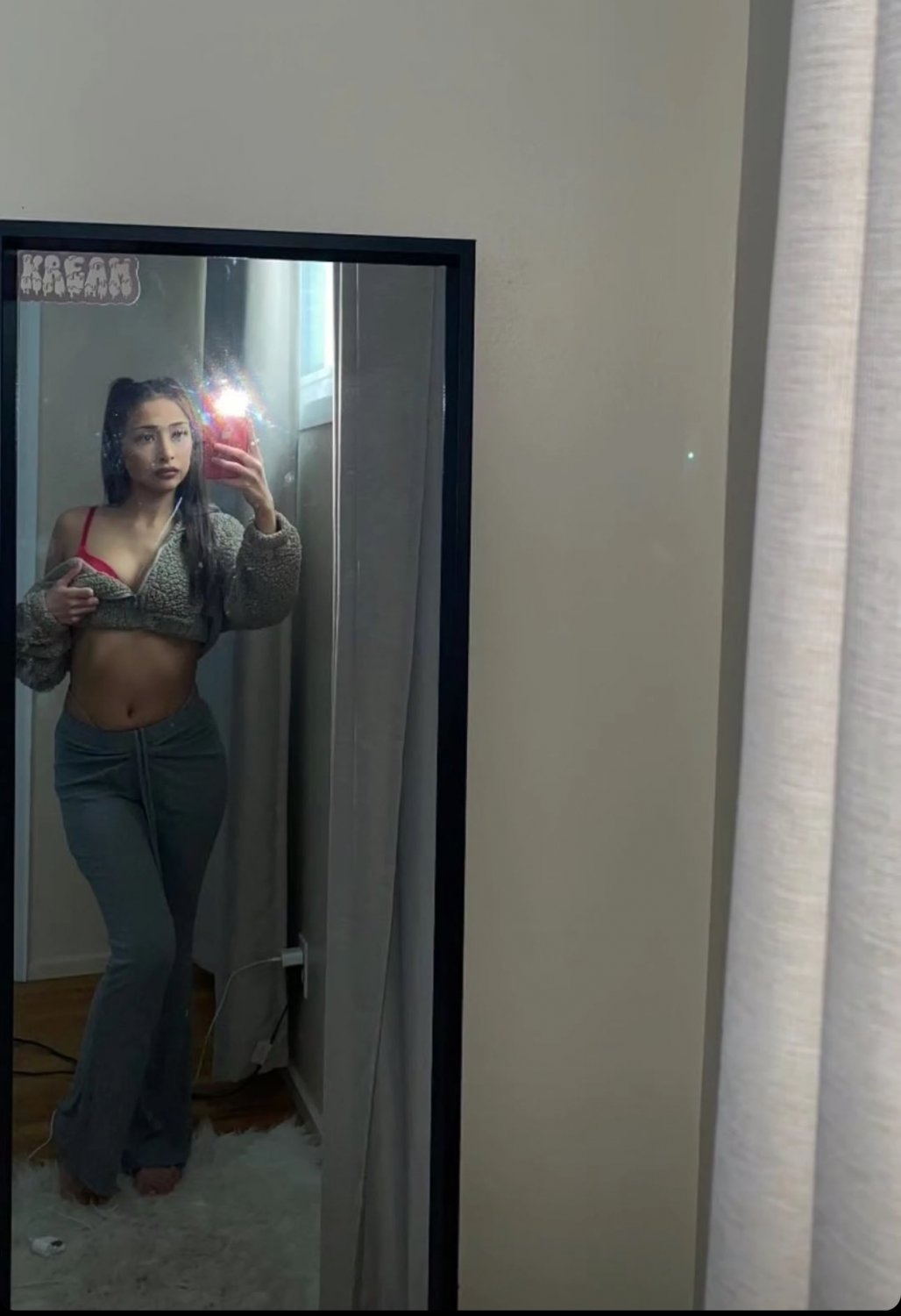 Latynoska nastolatka uwielbia ssać penisa 1